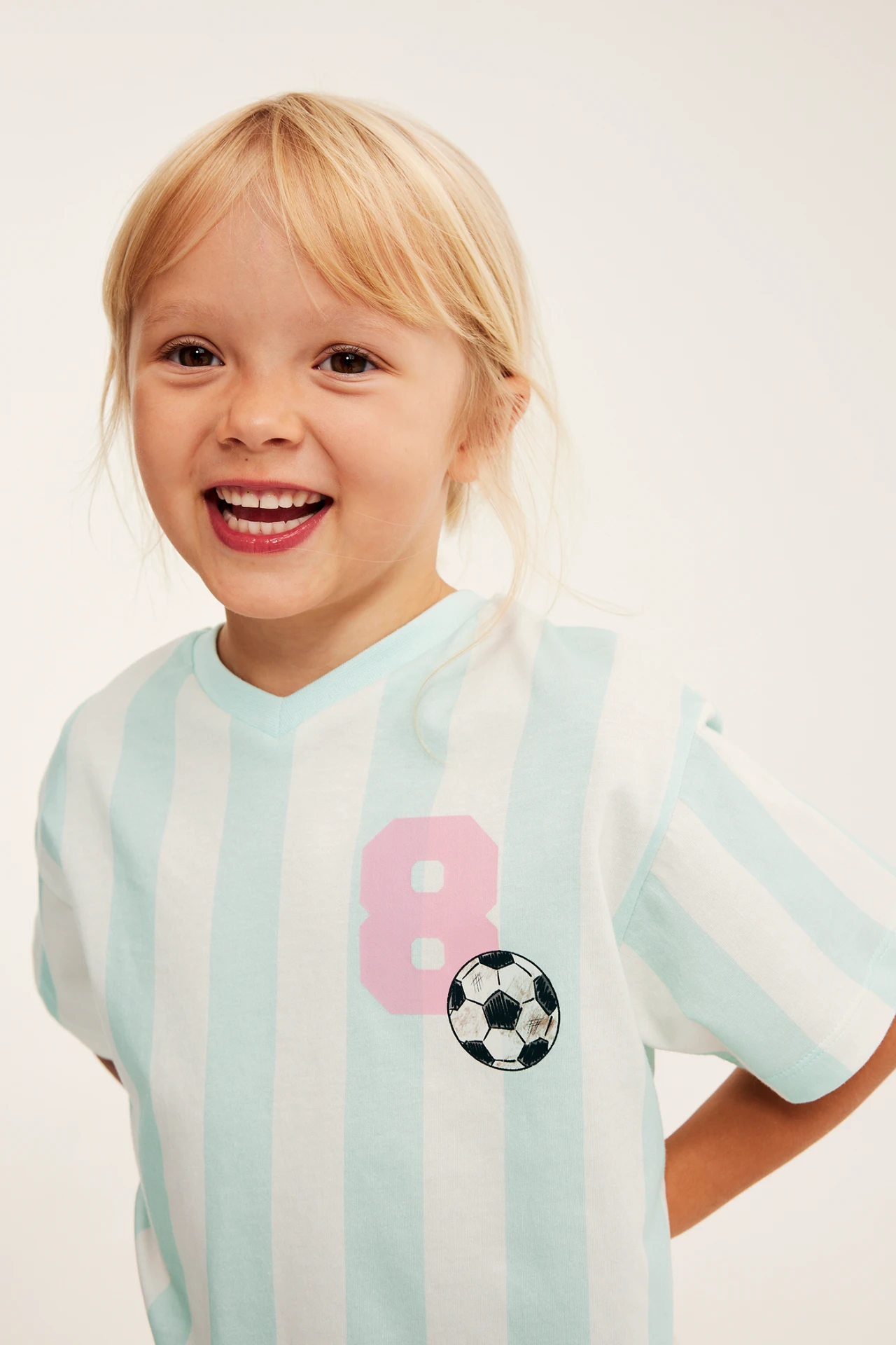 Barn i fotbollströjan ur Kappahls Bettie-kollektion