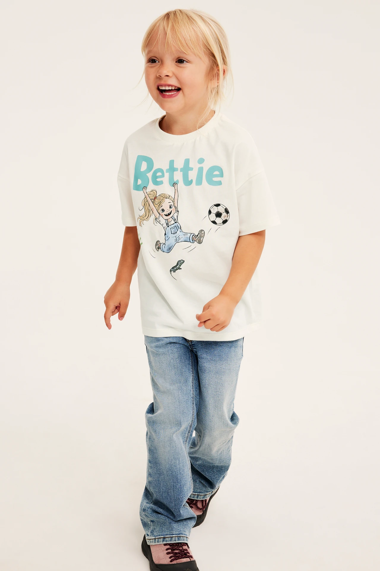 Barn i Bettie-kollektionens t-shirt